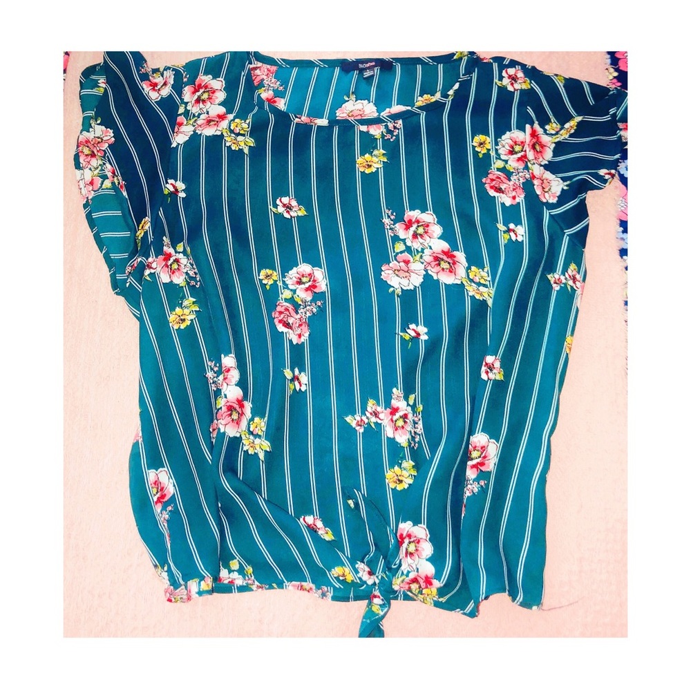 Cute green shirt with flowers 🌸